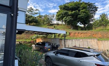 VENTA DE CASA MODERNA Y LUJOSA EN EL SECTOR EXCLUSIVO DE DAPA YUMBO