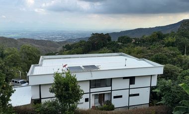 VENTA DE CASA MODERNA Y LUJOSA EN EL SECTOR EXCLUSIVO DE DAPA YUMBO