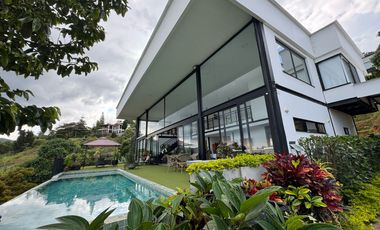 VENTA DE CASA MODERNA Y LUJOSA EN EL SECTOR EXCLUSIVO DE DAPA YUMBO