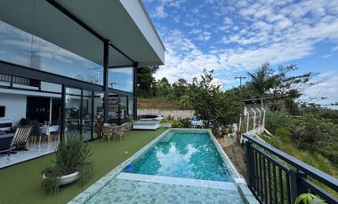 VENTA DE CASA MODERNA Y LUJOSA EN EL SECTOR EXCLUSIVO DE DAPA YUMBO