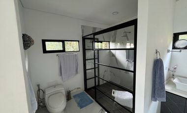 VENTA DE CASA MODERNA Y LUJOSA EN EL SECTOR EXCLUSIVO DE DAPA YUMBO