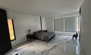 VENTA DE CASA MODERNA Y LUJOSA EN EL SECTOR EXCLUSIVO DE DAPA YUMBO