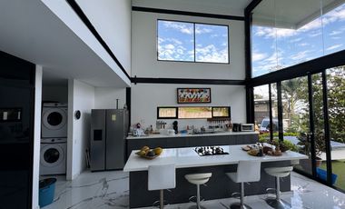 VENTA DE CASA MODERNA Y LUJOSA EN EL SECTOR EXCLUSIVO DE DAPA YUMBO