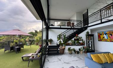 VENTA DE CASA MODERNA Y LUJOSA EN EL SECTOR EXCLUSIVO DE DAPA YUMBO