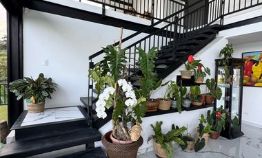 VENTA DE CASA MODERNA Y LUJOSA EN EL SECTOR EXCLUSIVO DE DAPA YUMBO