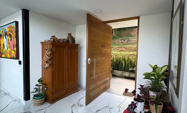 VENTA DE CASA MODERNA Y LUJOSA EN EL SECTOR EXCLUSIVO DE DAPA YUMBO