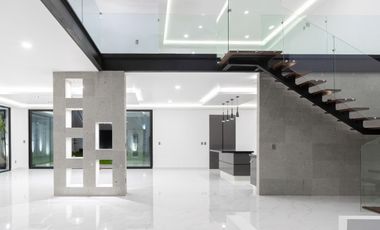 RESIDENCIA MINIMALISTA EN BOSQUES DEL LAGO
