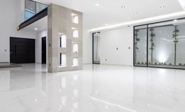 RESIDENCIA MINIMALISTA EN BOSQUES DEL LAGO