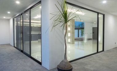 RESIDENCIA MINIMALISTA EN BOSQUES DEL LAGO