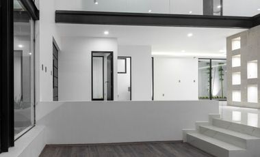 RESIDENCIA MINIMALISTA EN BOSQUES DEL LAGO