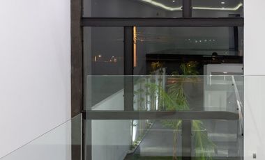 RESIDENCIA MINIMALISTA EN BOSQUES DEL LAGO