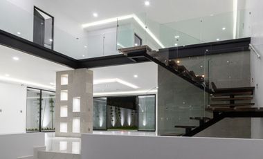 RESIDENCIA MINIMALISTA EN BOSQUES DEL LAGO