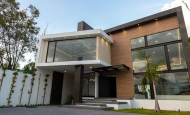 RESIDENCIA MINIMALISTA EN BOSQUES DEL LAGO