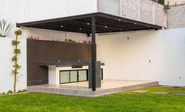 RESIDENCIA MINIMALISTA EN BOSQUES DEL LAGO