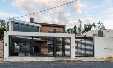 RESIDENCIA MINIMALISTA EN BOSQUES DEL LAGO
