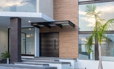 RESIDENCIA MINIMALISTA EN BOSQUES DEL LAGO