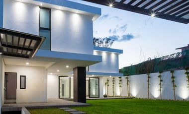 RESIDENCIA MINIMALISTA EN BOSQUES DEL LAGO