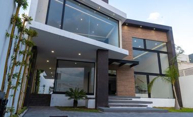 RESIDENCIA MINIMALISTA EN BOSQUES DEL LAGO