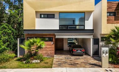 En venta: Casa Moderna en Residencial Valenia, Playa del Carmen