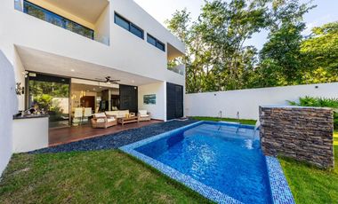 En venta: Casa Moderna en Residencial Valenia, Playa del Carmen