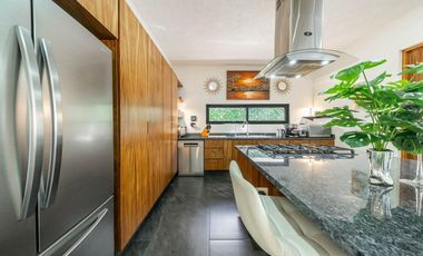 En venta: Casa Moderna en Residencial Valenia, Playa del Carmen