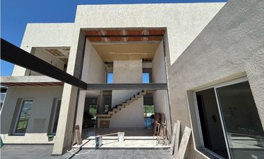 VENTA CASA EN LA ARBOLADA 3 DORMITORIOS