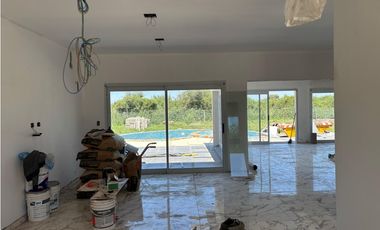 VENTA CASA EN LA ARBOLADA 3 DORMITORIOS
