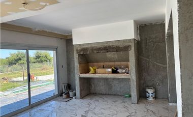 VENTA CASA EN LA ARBOLADA 3 DORMITORIOS