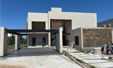 VENTA CASA EN LA ARBOLADA 3 DORMITORIOS