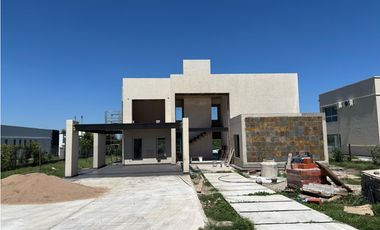 VENTA CASA EN LA ARBOLADA 3 DORMITORIOS