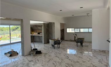 VENTA CASA EN LA ARBOLADA 3 DORMITORIOS