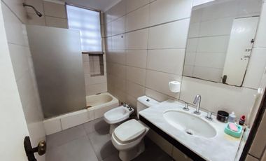 Casa en venta - 4 dormitorios 4 baños - 186mts2 - La Plata