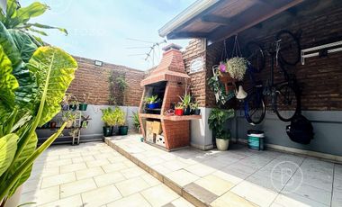 Departamento en  Planta Alta de 3 ambientes con patio.