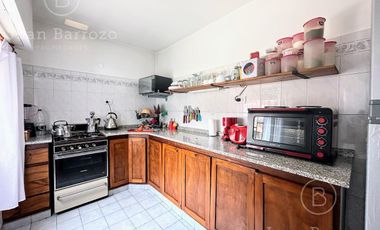 Departamento en  Planta Alta de 3 ambientes con patio.