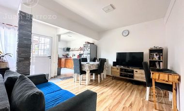Departamento en  Planta Alta de 3 ambientes con patio.