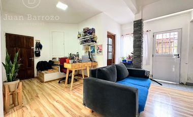 Departamento en  Planta Alta de 3 ambientes con patio.