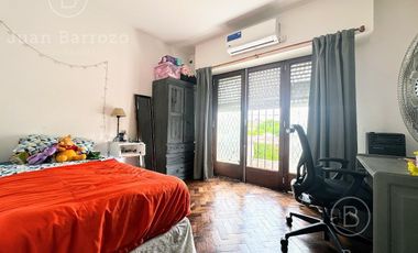 Departamento en  Planta Alta de 3 ambientes con patio.