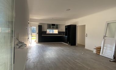 Casa de 4 Ambientes - Venta - Pileta - Barrio Lares de Canning