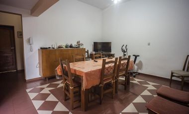 Casa en PH 4 dormitorios,  garage y fondo libre- Lomas de Zamora Oeste