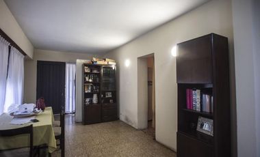 Casa en PH 4 dormitorios,  garage y fondo libre- Lomas de Zamora Oeste