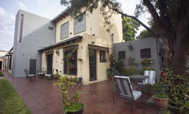 Casa en PH 4 dormitorios,  garage y fondo libre- Lomas de Zamora Oeste