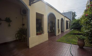 Casa en PH 4 dormitorios,  garage y fondo libre- Lomas de Zamora Oeste
