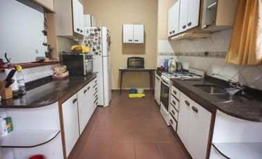 Casa en PH 4 dormitorios,  garage y fondo libre- Lomas de Zamora Oeste