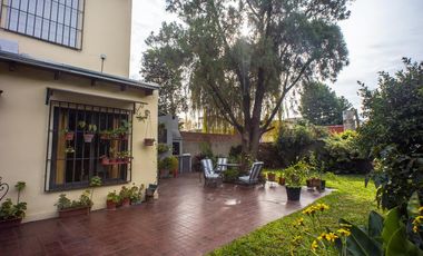 Casa en PH 4 dormitorios,  garage y fondo libre- Lomas de Zamora Oeste