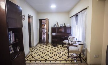 Casa en PH 4 dormitorios,  garage y fondo libre- Lomas de Zamora Oeste