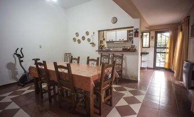 Casa en PH 4 dormitorios,  garage y fondo libre- Lomas de Zamora Oeste