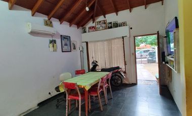 Casa tipo chalet  en venta City Bell entre caminos