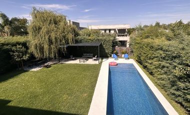 Excelente Propiedad en 2 Plantas con Piscina