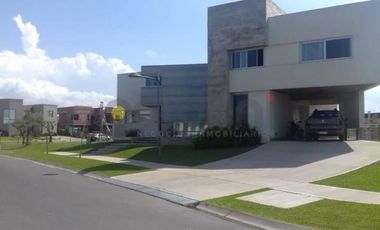Casa con hermosa vista a canal en Comunidad 1 - Nuevo Quilmes