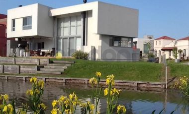 Casa con hermosa vista a canal en Comunidad 1 - Nuevo Quilmes